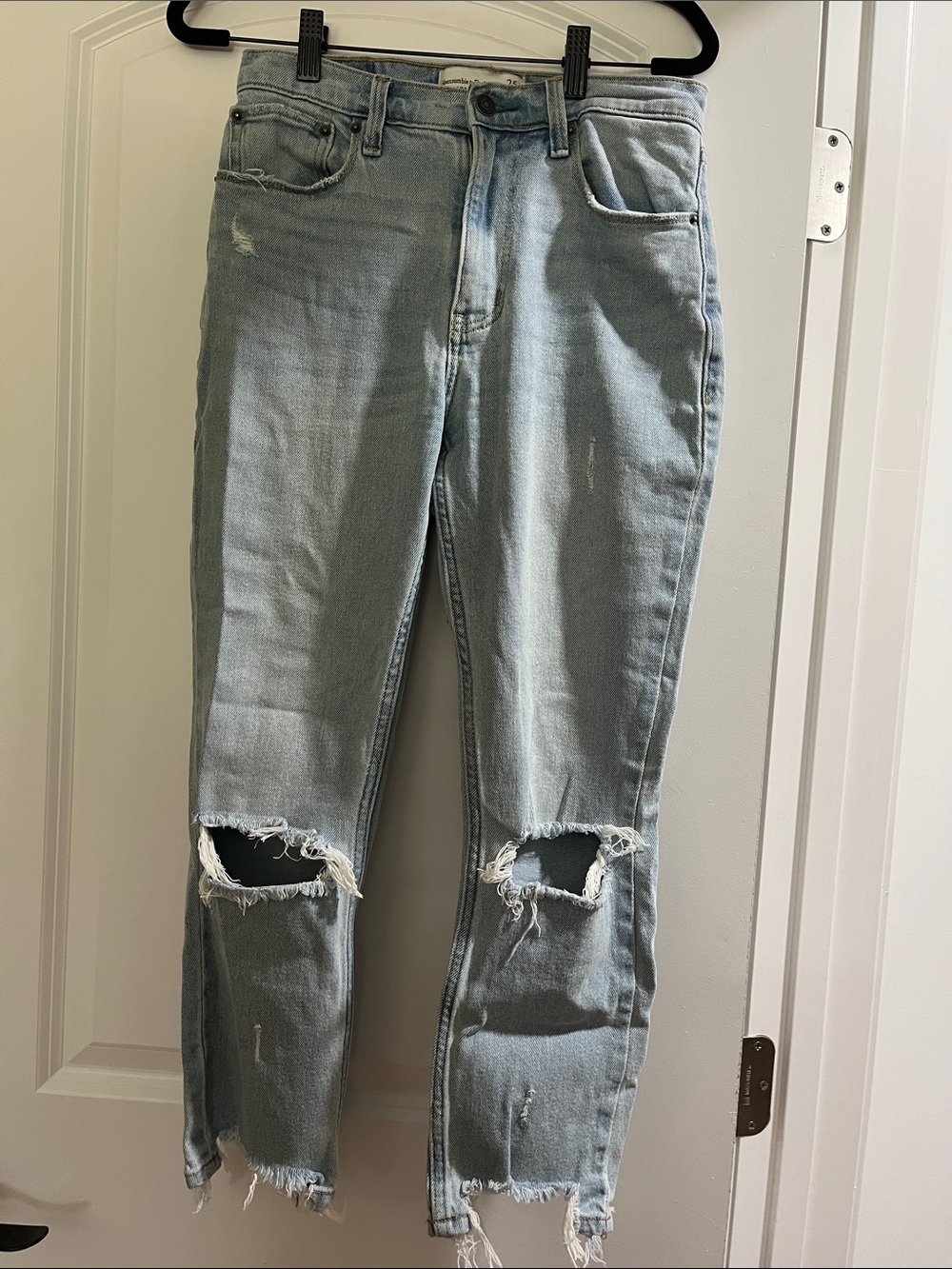 Abercrombie Mom Jean cropped Light Wash Distressed Knee-Rip Jeans size 25/0S